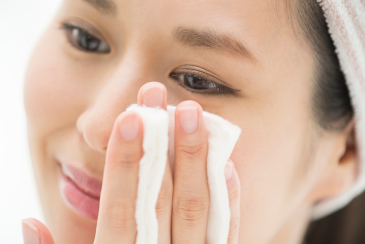 A woman who performs skin care using cotton.