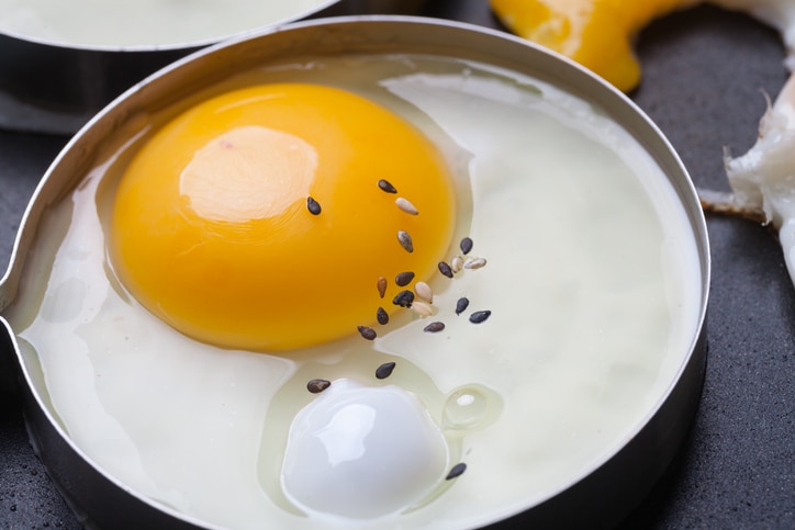 egg in mold on pan with sesame